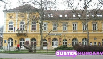 Művelődési Központ és Városi Galéria - Szentháromság Tér 8