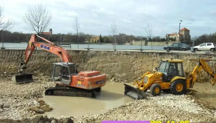 Baracskai Gép Kft. Mélyépítés, fuvarozás, kézi-gépi földmunka, betontörés és tereprendezés - Kisfaludy Köz 12