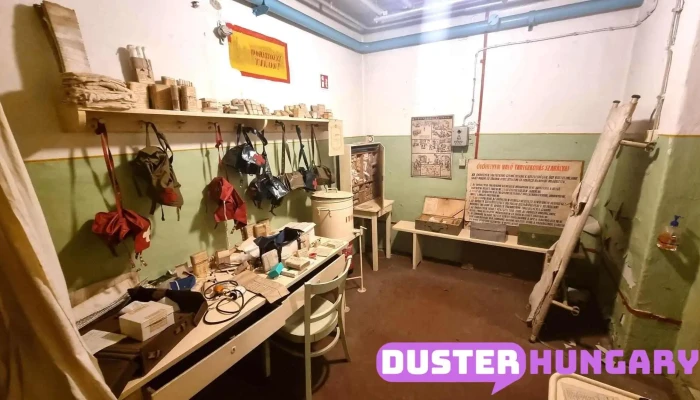 Budapestscenes Bunkertura Belul - Budapest