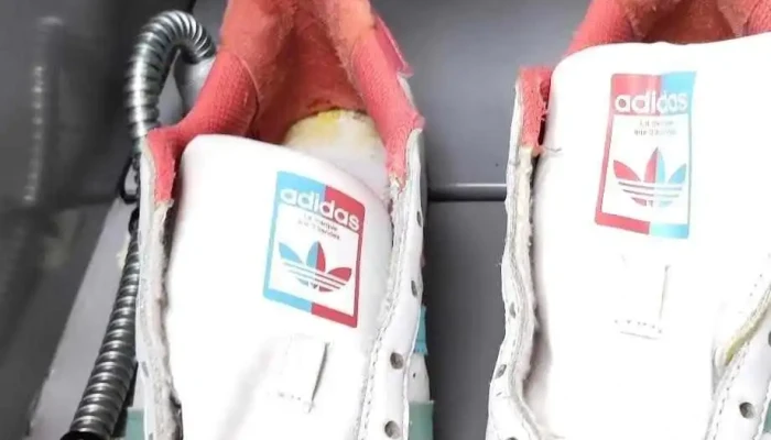 Kulcsmasolas Es Belyegzokeszites Es Cipojavitas Shoes Keys Belyegzokeszites Gravirozas Taviranyitos Autokulcs Masolas A Tulajdonostol - Tatabánya