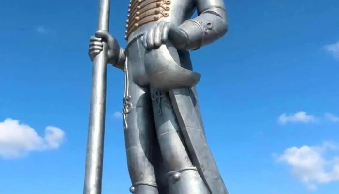 Miskahuszar Szobra Videok - Pákozd