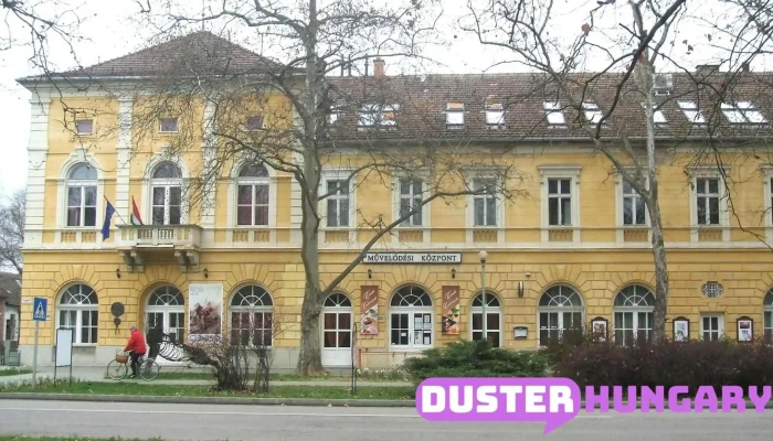 Művelődési Központ és Városi Galéria - Szentháromság Tér 8