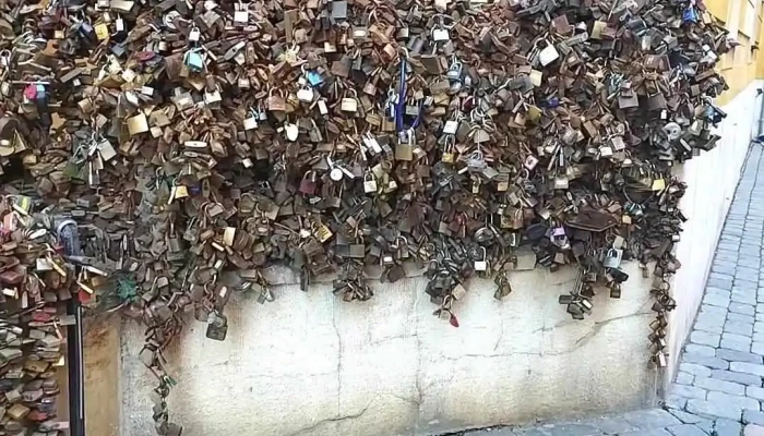 Pecsi Lakatfal Videok - Pécs