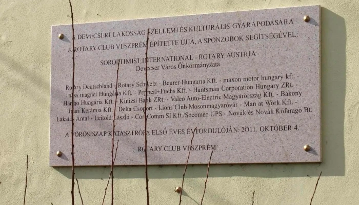 Rotary Haz   Vorosiszap Katasztrofa Emlekkiallitas Arak - Devecser