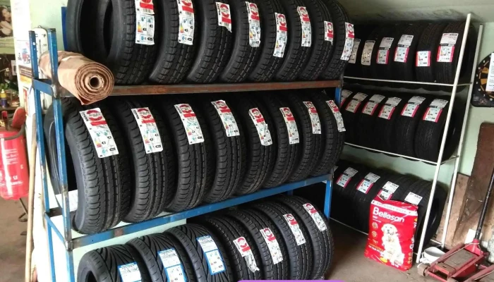 Turkeveauto Gumis Muhely Autosbolt Automento Utanfuto Kolcsonzo Belul - Túrkeve