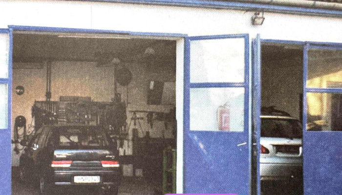 Vasrozsa Karosszeria Autojavito Es Fenyezo Muhely A Tulajdonostol - Budapest